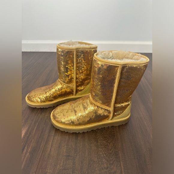 UGG
Classic Short Sequins Boots Gold 38 - Picture 7 of 11